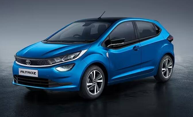 આ યાદીમાં પહેલું નામ Tata Altrozનું છે, જે ઇલેક્ટ્રિક સનરૂફ સાથે આવનારી સૌથી સસ્તી હેચબેક કાર છે. કંપની તેના XM (S) વેરિઅન્ટમાં સનરૂફ ઓફર કરે છે. જેની કિંમત રૂ.7.35 લાખથી શરૂ થાય છે.