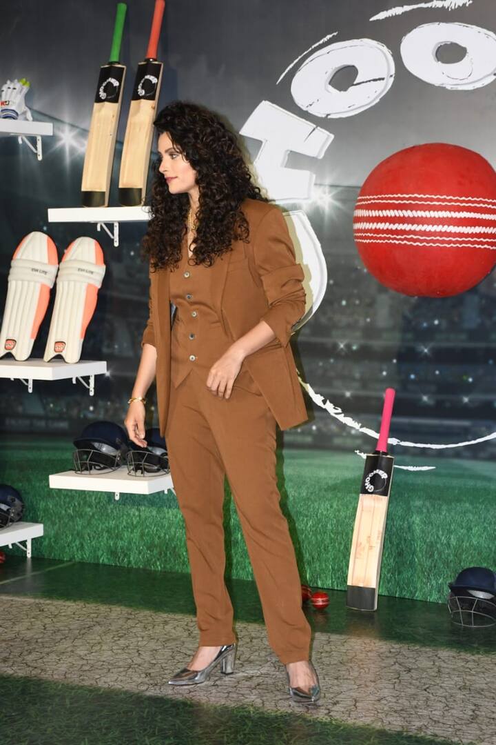 అభిషేక్ బచ్చన్, సయామీ ఖేర్, షబానీ అజ్మీ ఈ సినిమాలో నటించారు.