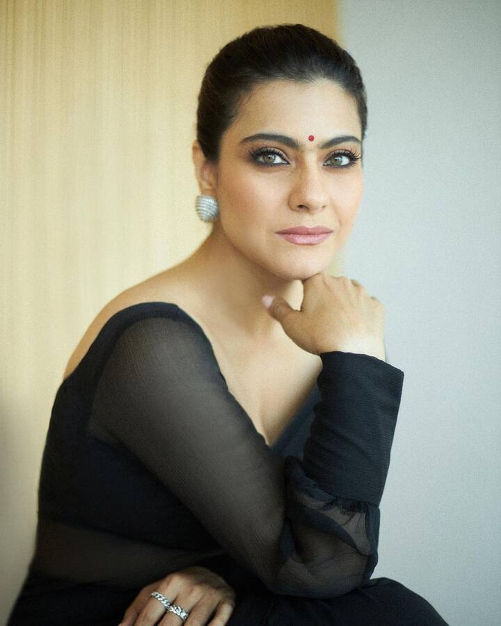প্রায়ই সোশ্যাল মিডিয়ায় সকালের কফি উপভোগ করার পোস্ট করেন কাজল। কফি ছাড়াও সি-ফুড প্রেম রয়েছে কাজলের। শাশুড়ির সঙ্গে এই বিষয়ে মিল রয়েছে বৌমার। সূত্রের খবর, অভিনেত্রী কাঁকড়া খেতে বিশেষ পছন্দ করেন।