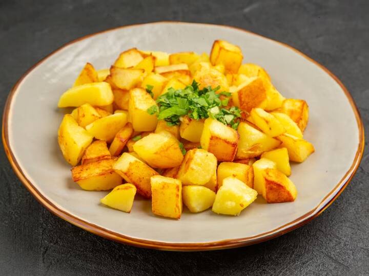 Potato Health Benefits Should We Eat Potatoes Daily Know From Health Expert आलू हर सब्जी में चल जाता है... मगर रोज-रोज खाने से बॉडी पर क्या बुरा असर पड़ता है? ये भी जान लीजिए