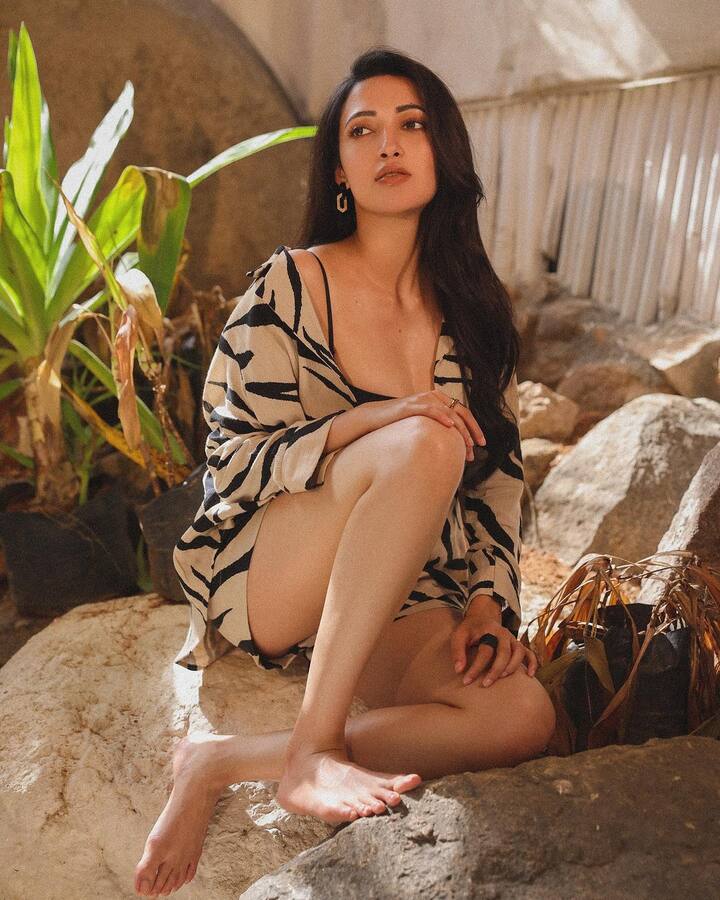 డీజే టిల్లూ సినిమాతో నేహా శెట్టి తెలుగు ప్రేక్షకులకు తెగ నచ్చేసింది. మత్తెక్కించే చూపులతో నేహా కుర్రకారు గుండెలను కోసేస్తోంది.