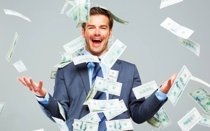 ਇਸ ਦੇ ਨਾਲ ਹੀ ਜ਼ਿਆਦਾਤਰ ਲੋਕ ਨੌਕਰੀਆਂ ਕਰਦੇ ਹਨ, ਪਰ ਨੌਕਰੀਆਂ ਦੇ ਆਧਾਰ 'ਤੇ ਲੋਕ ਅਮੀਰ ਨਹੀਂ ਬਣ ਸਕਦੇ। ਅਜਿਹੇ 'ਚ ਲੋਕ ਕੁਝ ਤਰੀਕਿਆਂ ਨਾਲ ਅਮੀਰ ਬਣਨ ਵੱਲ ਕਦਮ ਵਧਾ ਸਕਦੇ ਹਨ। ਜੇ ਨੌਕਰੀ ਕਰਨ ਵਾਲੇ ਲੋਕ ਅਮੀਰ ਬਣਨਾ ਚਾਹੁੰਦੇ ਹਨ, ਤਾਂ ਉਨ੍ਹਾਂ ਨੂੰ ਅਮੀਰ ਬਣਨ ਲਈ ਆਪਣਾ ਪੈਸਾ ਲਾਉਣਾ ਪਵੇਗਾ।
