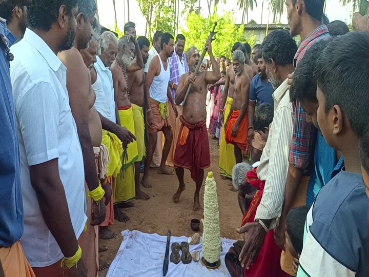 திண்டுக்கல் மாவட்ட  கோயில் ஆடித் திருவிழா; பக்தர்கள் தலையில் தேங்காய் உடைத்து வழிபாடு