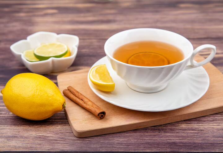 नींबू की चाय में भरपूर मात्रा में एंटीऑक्सीडेंट मौजूद होते हैं. जो पेट के लिए फायदेमंद हो सकता है. वही नींबू में कैलोरी की मात्रा बहुत कम होती है. साथ ही नींबू शरीर में फैट को भी कम करने में मदद करता है. इससे वजन घटाना आसान हो जाता है. लेमन टी हर रोज सुबह पीने से बैली फैट कम हो सकता है.