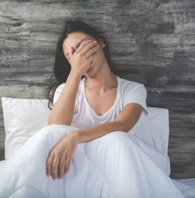 ਘੱਟ ਨੀਂਦ ਚਮੜੀ ਦੀ ਮੁਰੰਮਤ ਦੀ ਪ੍ਰਕਿਰਿਆ ਨੂੰ ਹੌਲੀ ਕਰ ਦਿੰਦੀ ਹੈ, ਜਿਸ ਨਾਲ ਫਾਈਨ ਲਾਈਨਜ਼ ਅਤੇ ਕਾਲੇ ਘੇਰੇ ਹੋ ਜਾਂਦੇ ਹਨ।