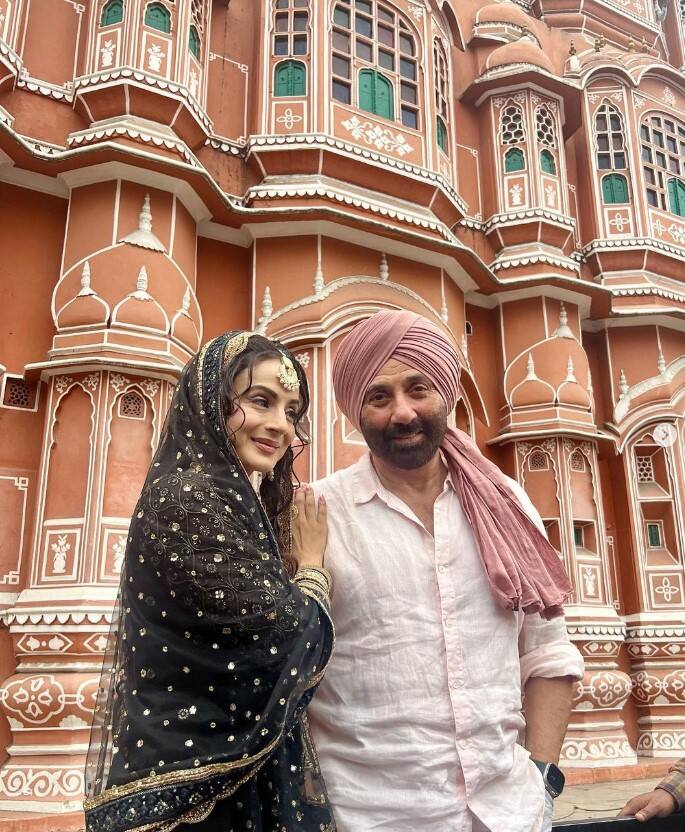 ਇਸ ਵਿਚਾਲੇ ਸੰਨੀ ਦਿਓਲ ਦਾ ਤਾਰਾ ਸਿੰਘ ਅਤੇ ਅਮੀਸ਼ਾ ਪਟੇਲ ਦਾ ਸਕੀਨਾ ਲੁੱਕ ਪ੍ਰਸ਼ੰਸਕਾਂ ਵਿੱਚ ਖੂਬ ਵਾਹੋ ਵਾਹੀ ਬਟੋਰ ਰਿਹਾ ਹੈ। ਫਿਲਮ ਵਿੱਚ ਉਨ੍ਹਾਂ ਦੀ ਲਵ ਕੈਮਿਸਟ੍ਰੀ ਹੀ ਨਹੀਂ ਬਲਕਿ ਲੁੱਕ ਦੀ ਵੀ ਖੂਬ ਤਾਰੀਫ਼ ਹੋ ਰਹੀ ਹੈ।