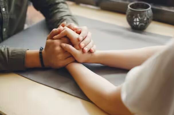 ਤੁਸੀਂ ਆਪਣੇ ਸਾਥੀ ਦੇ ਬਹੁਤ ਨੇੜੇ ਹੋ। ਪਰ ਬਹੁਤ ਸਾਰੀਆਂ ਗੱਲਾਂ ਸਾਂਝੀਆਂ ਕਰਨ ਤੋਂ ਝਿਜਕ ਰਹੇ ਜਾਂ ਭਵਿੱਖ ਬਾਰੇ ਗੱਲ ਕਰਨ ਤੋਂ ਗੁਰੇਜ਼ ਕਰ ਰਹੇ, ਤਾਂ ਇਹ ਸਿਚੂਏਸ਼ਨਸ਼ਿਪ ਦੀ ਨਿਸ਼ਾਨੀ ਹੈ।