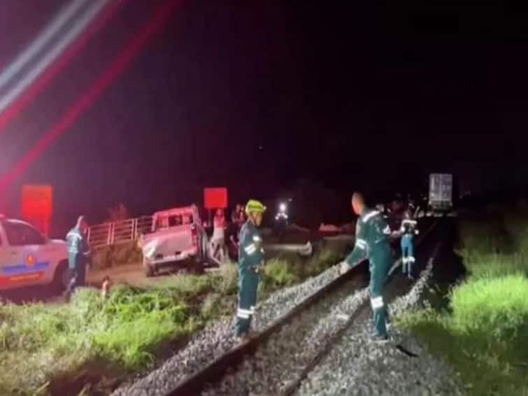 Thailand Accident 8 killed 4 injured after freight train hits truck in Chachoengsao province Thailand Accident: தூக்கி வீசப்பட்ட லாரி...தண்டவாளத்தை கடக்க முயன்றபோது ரயில் மோதி விபத்து... 8 பேர் உயிரிழந்த சோகம்!