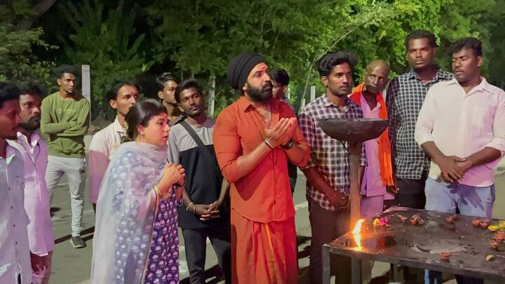 அருண்விஜய் நேற்று இரவு தனது மனைவி ஆர்த்தியுடன் அருணாசலேஸ்வரர் திருக்கோவிலின் கிரிவலப் பாதையில் அமைந்துள்ள இந்திரலிங்கம், அக்னி லிங்கம், எமலிங்கம், நிருதிலிங்கம், வருண லிங்கம், வாயு லிங்கம், சந்திரலிங்கம், குபேர லிங்கம், ஈசானியலிங்கம் உள்ளிட்ட அஷ்ட லிங்கங்களுக்கும் சென்று கற்பூரம் ஏற்றி சுவாமி தரிசனம் மேற்கொண்டார்.