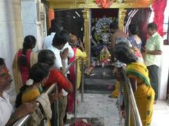 ஆடி மாத கொண்டாட்டம்.. தங்கதேரில் பவனி வந்த மாரியம்மன்... கரூரில் குவிந்த பக்தர்கள்..!