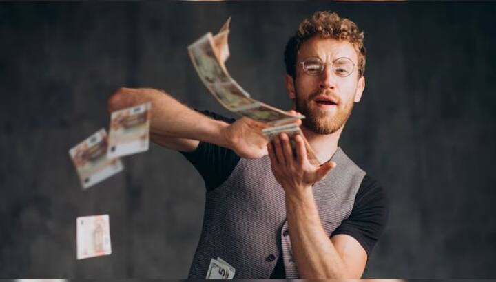 Investment: ਹਰ ਕੋਈ ਅਮੀਰ ਬਣਨਾ ਚਾਹੁੰਦਾ ਹੈ ਪਰ ਹਰ ਵਿਅਕਤੀ ਅਮੀਰ ਨਹੀਂ ਬਣ ਸਕਦਾ। ਅਮੀਰ ਬਣਨ ਲਈ ਅਜਿਹੀ ਮਿਹਨਤ ਵੀ ਕਰਨੀ ਪੈਂਦੀ ਹੈ ਜਿਸ ਨਾਲ ਵਿਅਕਤੀ ਅਮੀਰ ਬਣ ਸਕਦਾ ਹੈ। ਇਸ ਦੇ ਨਾਲ ਹੀ ਜ਼ਿਆਦਾਤਰ ਲੋਕ ਨੌਕਰੀਆਂ ਕਰਦੇ ਹਨ, ਪਰ ਨੌਕਰੀਆਂ ਦੇ ਆਧਾਰ 'ਤੇ ਲੋਕ ਅਮੀਰ ਨਹੀਂ ਬਣ ਸਕਦੇ। ਅਜਿਹੇ 'ਚ ਲੋਕ ਕੁਝ ਤਰੀਕਿਆਂ ਨਾਲ ਅਮੀਰ ਬਣਨ ਵੱਲ ਕਦਮ ਵਧਾ ਸਕਦੇ ਹਨ। ਜੇ ਨੌਕਰੀ ਕਰਨ ਵਾਲੇ ਲੋਕ ਅਮੀਰ ਬਣਨਾ ਚਾਹੁੰਦੇ ਹਨ, ਤਾਂ ਉਨ੍ਹਾਂ ਨੂੰ ਅਮੀਰ ਬਣਨ ਲਈ ਆਪਣਾ ਪੈਸਾ ਲਗਾਉਣਾ ਪਵੇਗਾ।