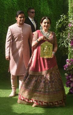 Akash Shloka Ambani Wedding: बेहद खास थी आकाश अंबानी की शादी, मां नीता अंबानी के लुक पर टिक गई थी लोगों की निगाहें, देखें Photos
