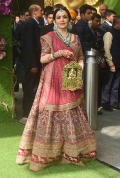 Akash Shloka Ambani Wedding: बेहद खास थी आकाश अंबानी की शादी, मां नीता अंबानी के लुक पर टिक गई थी लोगों की निगाहें, देखें Photos