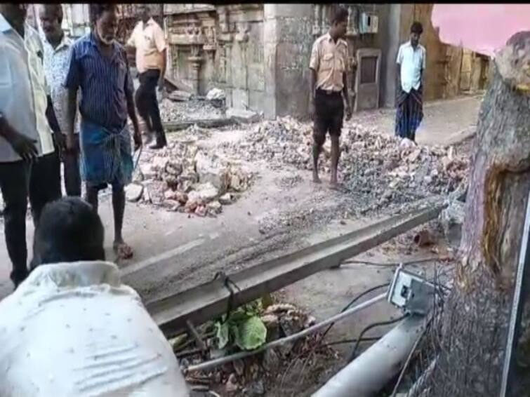 Srirangam Renganathar Temple, the first stage wall of the east tower collapsed ஸ்ரீரங்கம் கோயிலில் இடிந்து விழுந்தது கிழக்கு கோபுரம் சுவர்: அதிர்ச்சியில் அலறியடித்து ஓடிய பக்தர்கள்!