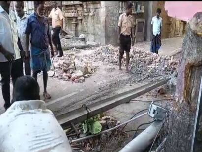 Srirangam Renganathar Temple, the first stage wall of the east tower collapsed ஸ்ரீரங்கம் கோயிலில் இடிந்து விழுந்தது கிழக்கு கோபுரம் சுவர்: அதிர்ச்சியில் அலறியடித்து ஓடிய பக்தர்கள்!