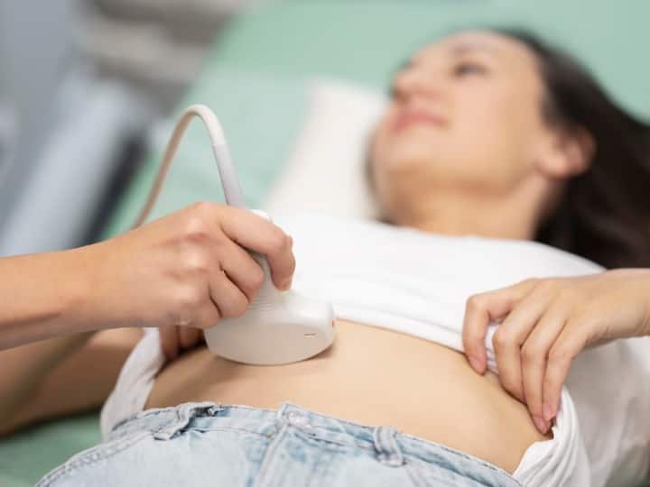 Woman suffers chemical burn in womb after doctor accidentally injected acid during IVF treatment IVF ट्रीटमेंट के दौरान डॉक्टर से हुई बड़ी गलती! जल गई महिला की 'कोख'
