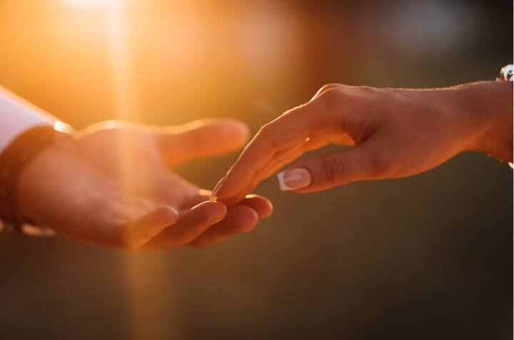 आप या आपका पार्टनर लंबे वक्त से एक दूसरे से बात कर रहे हैं. सारी चीज शेयर कर रहे हैं लेकिन औपचारिक तौर पर रिश्ते को स्वीकार करने से डरते हैं तो आप सिचुएशनशिप में हैं.