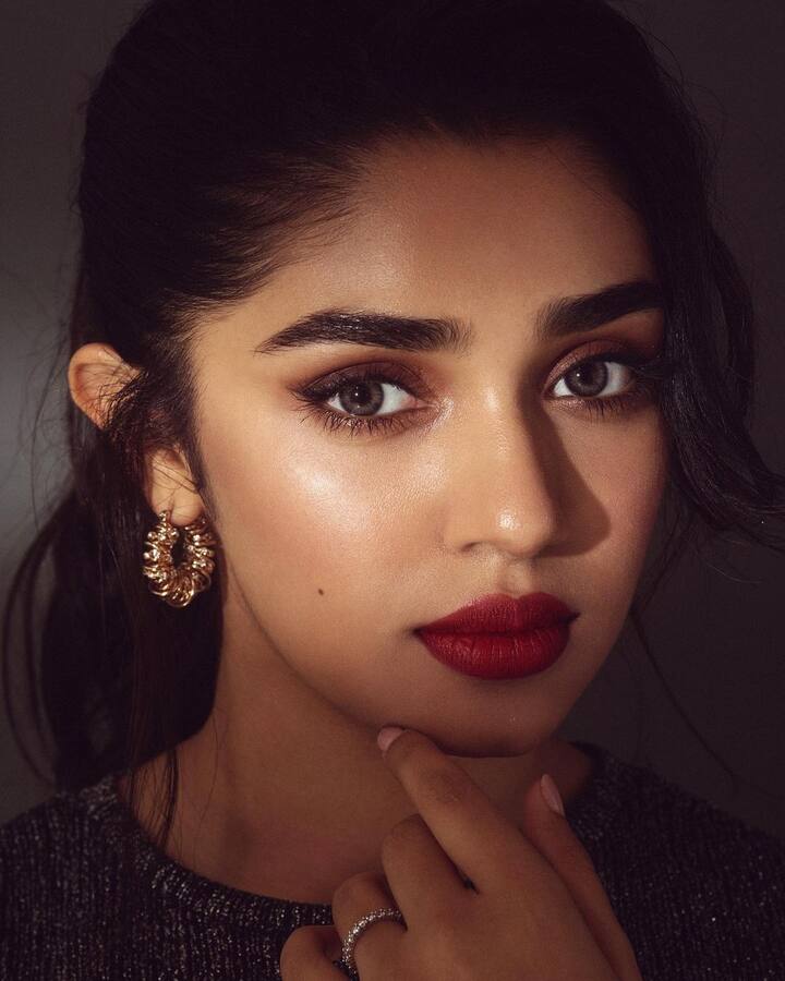 'ఉప్పెన' సినిమాతో తెలుగు తెరకు పరిచయమైన అమ్మాయి కృతి శెట్టి. అందాల ప్రదర్శనతో కాకుండా చురకత్తులాంటి చూపులతో కుర్రకారు చూపు తనవైపు తిప్పుకొన్నారు కృతి. (Image Courtesy : krithi.shetty_official / Instagram)