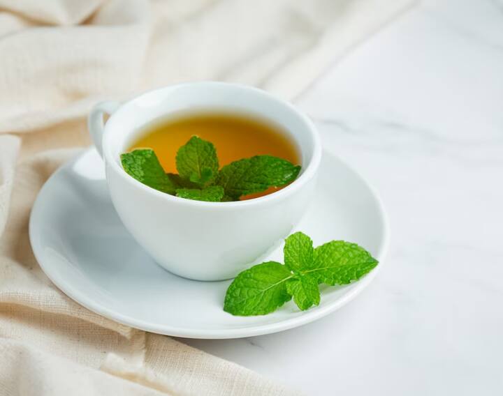 तुलसी ना सिर्फ आपको खांसी सर्दी से राहत दिला सकती है. बल्कि तुलसी की चाय पीने से आप बेली फैट को कम कर सकते हैं. तुलसी की चाय पीने से शरीर से टॉक्सिंस बाहर निकलते हैं. मेटाबॉलिज्म बूस्ट होता है और पाचन में सहायता मिलती है. जब मेटाबॉलिज्म बूस्ट होता है तो कैलोरी भी तेजी से घटने लगती है.