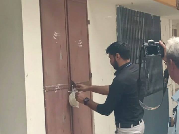 Karur: செந்தில் பாலாஜி தொடர்புடைய இடங்களில் நிறைவடைந்த சோதனை.. கரூரில் இருந்து கிளம்பிய அமலாக்கத்துறை! The test was completed at Senthil Balaji related places in Karur. Karur: செந்தில் பாலாஜி தொடர்புடைய இடங்களில் நிறைவடைந்த சோதனை.. கரூரில் இருந்து கிளம்பிய அமலாக்கத்துறை!