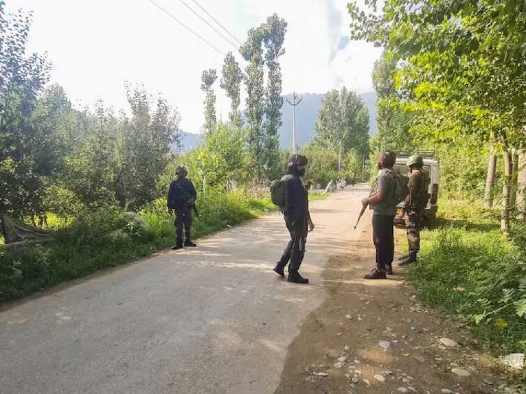 3 Soldiers Killed In Encounter In Kashmir, Search For Terrorists Still On  Indian Army 3 Soldiers Killed: 3 ராணுவ வீரர்கள் வீர மரணம்.. காஷ்மீரில் தீவிரவாதிகள் துப்பாக்கிச்சூடு.. தேடுதல் பணி தீவிரம்..!