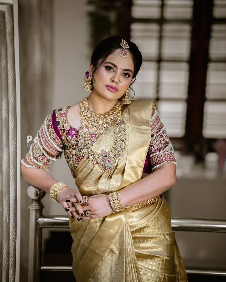 పెళ్లి కూతురిగా ముచ్చటగా ముస్తాబై మురిపిస్తోంది నందితా శ్వేత. Image Credit: Nanditha Shwetha/Instagram