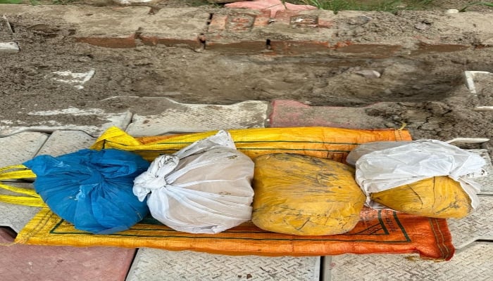 6KG HEROIN RECOVERY CASE: PUNJAB POLICE RETRIEVES 4KG MORE HEROIN FROM ARRESTED DRUG SMUGGLER'S VILLAGE 6 ਕਿੱਲੋ ਹੈਰੋਇਨ ਬਰਾਮਦਗੀ ਮਾਮਲਾ : ਪੰਜਾਬ ਪੁਲਿਸ ਨੇ ਕਾਬੂ ਕੀਤੇ ਨਸ਼ਾ ਤਸਕਰ ਦੇ ਪਿੰਡ 'ਚੋਂ 4 ਕਿੱਲੋ ਹੋਰ ਹੈਰੋਇਨ ਕੀਤੀ ਬਰਾਮਦ