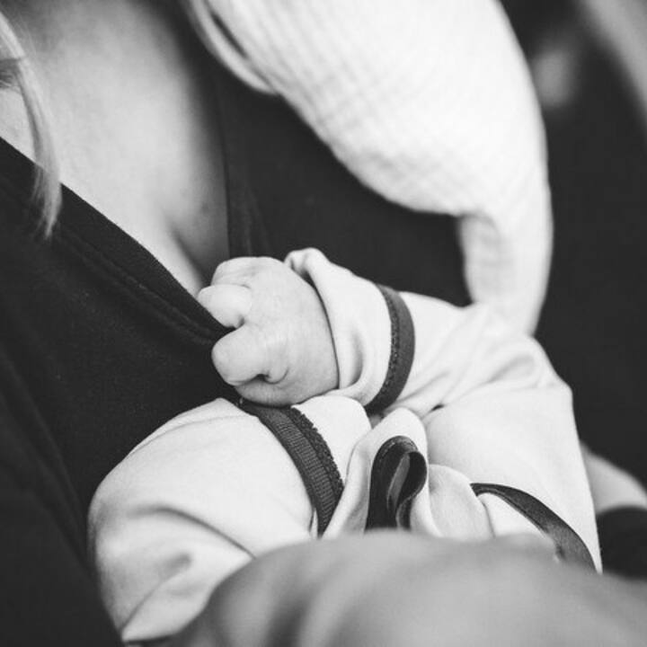 অনেকক্ষেত্রেই দেখা যায়, মা স্তন দান করতে নানারকম সমস্যায় পড়েন। বিশেষত কর্মরতা মায়েরা ব্রেস্টফিড করানো নিয়ে বিশেষ দুশ্চিন্তায় ভোগেন।