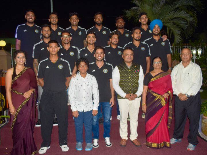 भारत और वेस्टइंडीज के बीच टी20 सीरीज का दूसरा मैच रविवार को गुयाना में खेला जाएगा. इससे पहले हार्दिक पांड्या की कप्तानी वाली भारतीय टीम ने हाई कमिश्नर ऑफ इंडिया से मुलाकात की. उन्होंने टीम इंडिया के खिलाड़ियों के लिए एक आयोजन रखा था. इसमें कोच राहुल द्रविड़ भी शामिल हुए.