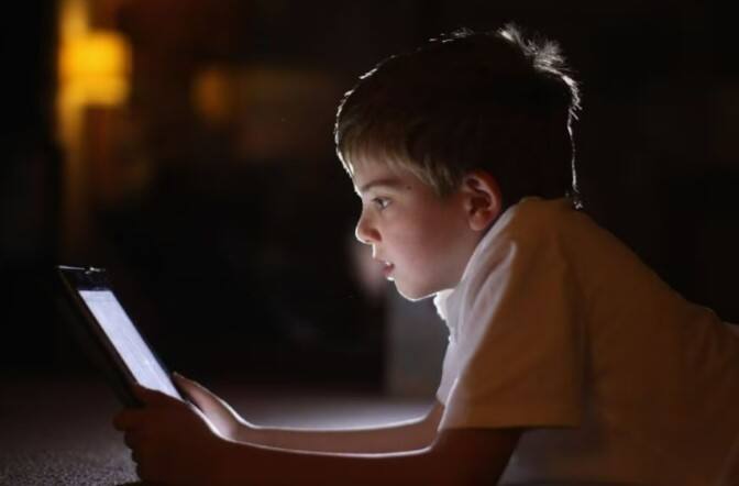 સમગ્ર વિશ્વમાં બાળકો દ્વારા સ્માર્ટફોનના ઉપયોગમાં ખૂબ જ વધારો થઈ રહ્યો છે. બાળકો વધુ પડતો સ્માર્ટફોનનો ઉપયોગ કરતા હોવાથી માતા-પિતા પણ પરેશાન છે. ચીનની સાઇબર રેગ્યુલેટર સંસ્થાએ ભલામણ કરી છે કે 18 વર્ષથી ઓછી વયના બાળકો માટે ફોનનો ઉપયોગ કરવાની લિમિટ નક્કી કરવામાં આવે.  રેગ્યુલેટરે 2 કલાકની લિમિટ નક્કી કરવાનું સૂચન આપ્યું છે. બાળકોમાં સ્માર્ટફોનનો ઉપયોગ દિવસમાં બે કલાક સુધી મર્યાદિત કરી દેવો જોઈએ.  આ પ્રતિબંધને સફળ કરવા માટે તમામ ટેકનોલોજી કંપનીઓને આવો મોડ લગાવવો જોઈએ જેનાથી બાળકો ઈન્ટરનેટનો ઉપયોગ ન કરી શકે.