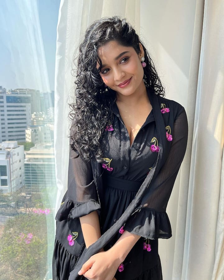 ప్రస్తుతం రితికా సింగ్ ‘కింగ్ ఆఫ్ కొత్తా’లో నటిస్తున్నారు.