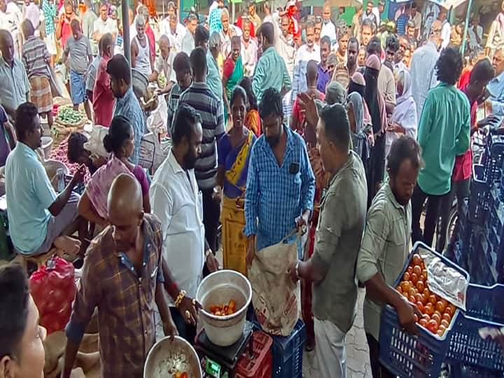 Aadi monthly discount sale is not a clothing store, a jewelry store, but a vegetable store in dindugal People gathered to buy tomatoes.. தக்காளிக்கு தள்ளுபடி.. ஆடி மாத ஆஃபர்... காய்கறி கடையில் குவிந்த கூட்டம்..! என்னப்பா சொல்றீங்க..?