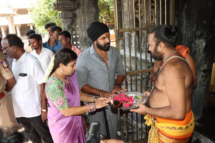 கோயில் நிர்வாகத்தின் மூலம் நடிகர் அருண் விஜய்க்கு மாலை அணிவித்து பிரசாதம் வழங்கப்பட்டது.