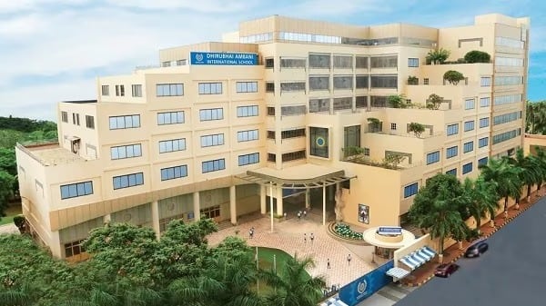 धीरूभाई अंबानी स्कूल मुंबई के टॉप स्कूलों में से एक है. साल 2003 में मुकेश अंबानी की पत्नी नीता अंबानी ने धीरूभाई अंबानी इंटरनेशनल स्कूल की शुरुआत की थी. धीरूभाई अंबानी इंटरनेशनल स्कूल बांद्रा ईस्ट के BKC कॉम्प्लेक्स में स्थित है. यह स्कूल 7 मंजिल की बिल्डिंग में बना हुआ है और यहां पर LKG से लेकर 12वीं तक के बच्चों को एजुकेशन दी जाती है. इस स्कूल में पढ़ने वाले सभी बच्चों को इंटरनेशनल स्टैंडर्ड की क्वालिफिकेशन प्रोवाइड की जाती है. इस स्कूल में एडमिशन पाना मुश्किल होता है. यहां LKG से 7वीं क्लास तक की सालाना फीस 1,70,000 रुपये है और वहीं 8 वीं क्लास से लेकर 12 वीं तक के बच्चों की 4 से 12 लाख रुपये सालाना बताई जाती है. इस स्कूल में कई बड़े सितारों के बच्चे पढ़ते हैं. इस लिस्ट में ऐश्वर्या राय बच्चन, शाहरुख खान, चंकी पाडे समेत कई सितारे मौजूद हैं. आइए, जानते हैं कि इस स्कूल से अब तक किन किन स्टार किड्स ने पढ़ाई की है. नीचे की स्लाइड में तस्वीरों पर डालें एक नजर.