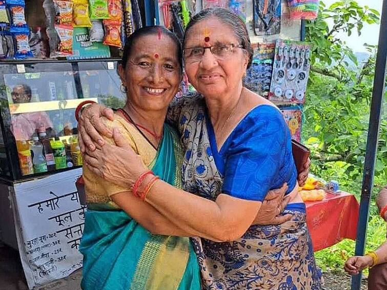 PM Modi's sister Vasantiben met CM Yogi sister Sashidevi during Uttarakhand trip ఒకే చోట కలుసుకున్న పీఎం మోదీ, సీఎం యోగీ సిస్టర్స్- సోషల్ మీడియాలో ఫొటోలు వైరల్