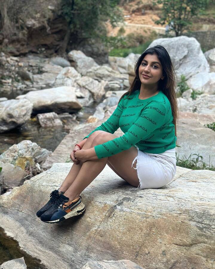 இந்நிகழ்ச்சியின் மூலம் பிரபலமடைந்த யாஷிகாவிற்கு அடுத்தடுத்த பட வாய்ப்புகள் கிடைத்தது.
