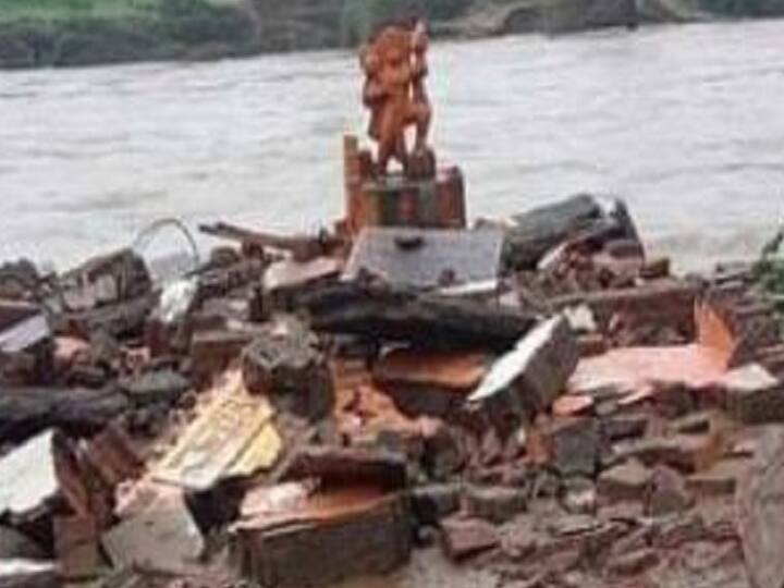 temple collapsed in flood water in Damoh Madhya Pradesh but the statue of Hanuman remained standing ANN MP News: बाढ़ में धराशायी हो गया मंदिर, पर खड़ी रही हनुमान की प्रतिमा, लोगों ने माना इसे चमत्कार