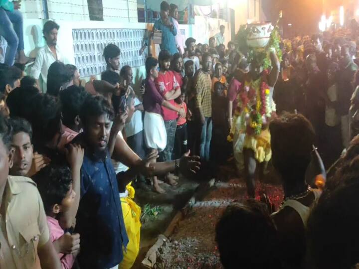 Aadi Month 2023 Kanchipuram Arulmiku Sri Kanniyamman Thirukoil Adithiruvizha and 50th Theemithi Festival TNN காஞ்சி கன்னியம்மன் கோயில் 50-ம் ஆண்டு தீ மிதி விழா - தலையில் தீச்சட்டியுடன் தீ மிதித்த பக்தர்கள்