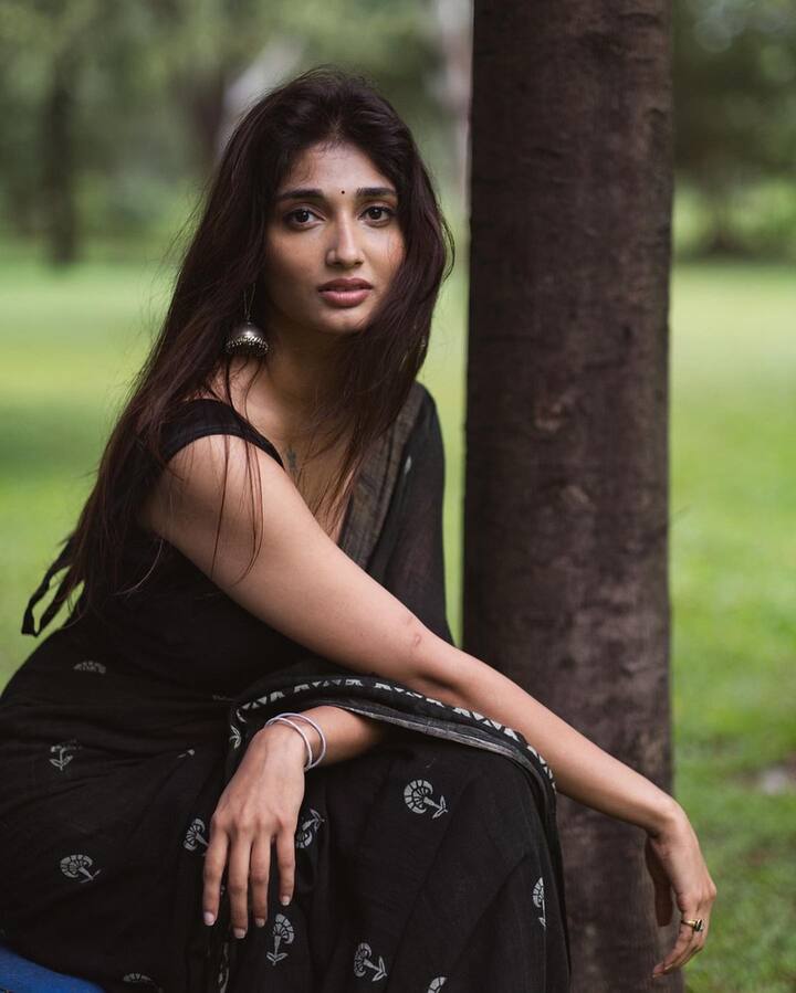 సినిమాల్లోకి రావడానికి ముందు ప్రియ వడ్లమాని మోడలింగ్ కూడా చేశారు.