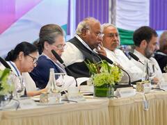 NDA या INDIA? सर्वे में तस्वीर साफ, एक क्लिक में देखें किसको कितनी सीटें