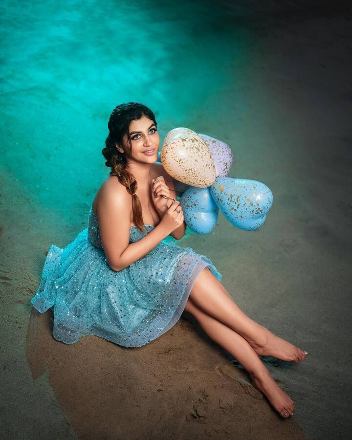 இன்ஸ்டாவில் ஆக்டீவாக இருக்கும் இவருக்கு எக்கசக்கமான ரசிகர்கள் உள்ளனர். தற்போது தனது 24ஆம் பிறந்தநாளை கொண்டாடியுள்ளார் யாஷி.