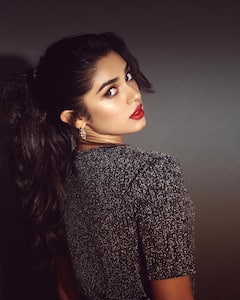 Krithi Shetty Photos New : రెడ్ లిప్‌స్టిక్, చురకత్తుల్లాంటి చూపులు - కృతి శెట్టి కొత్త ఫోటోలు