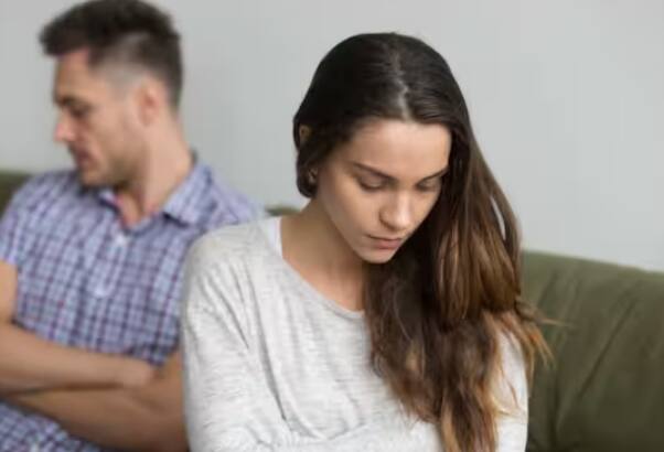 ਜਦੋਂ ਤੁਸੀਂ ਇਕੱਲੇ ਰਹਿੰਦੇ ਹੋ ਤਾਂ ਤੁਹਾਡਾ ਸਾਥੀ ਤੁਹਾਨੂੰ ਮਹੱਤਵ ਦਿੰਦਾ ਹੈ। ਪਰ ਜੇਕਰ ਤੁਸੀਂ ਦੋਵੇਂ ਇਕੱਠੇ ਕਿਸੇ ਸਮਾਜਿਕ ਸਮਾਗਮ ਵਿੱਚ ਜਾ ਰਹੇ ਹੋ ਅਤੇ ਉੱਥੇ ਤੁਹਾਡਾ ਸਾਥੀ ਤੁਹਾਨੂੰ ਅਣਜਾਣ ਵਰਗਾ ਮਹਿਸੂਸ ਕਰਵਾ ਰਿਹਾ ਹੈ, ਤਾਂ ਇਹ ਵੀ ਸਿਚੂਏਸ਼ਨਸ਼ਿਪ ਦਾ ਸੰਕੇਤ ਹੈ।