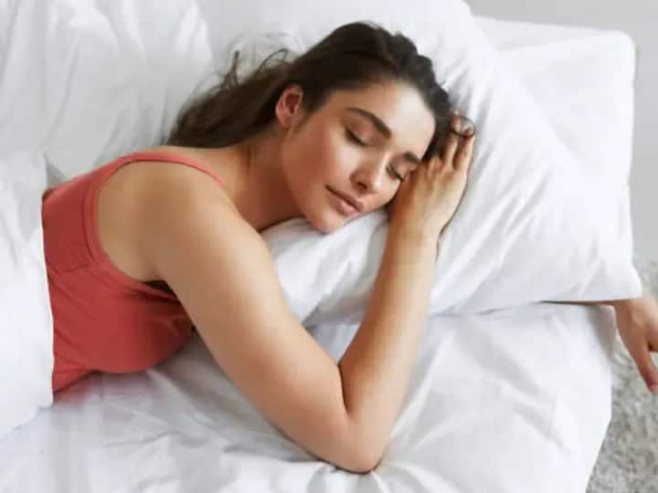 how to get good sleep how to sleep well  tips to get good sleep in minutes sleeping tips Sleeping Tips : रात्री उशिरापर्यंत झोप येत नाही? मग 'हे' 5 उपाय करुन पाहा