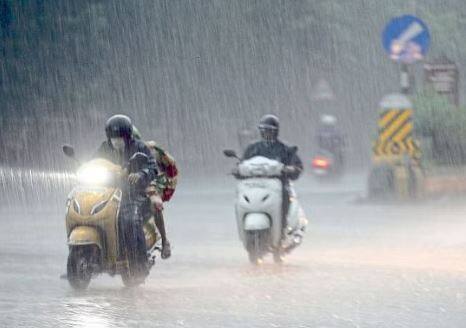 राज्यात सध्या पावसानं दडी मारल्याचं चित्र पाहायला मिळत आहे. काही भागातच पाऊस पडत आहे. अनेक ठिकाणी पावसाची गरज आहे.