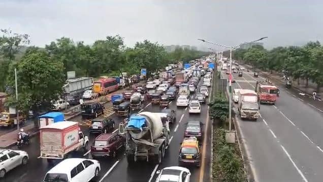 Eastern Express Highway Traffic Jam : मुंबई पूर्व द्रुतगती महामार्गावर मोठी वाहतूक कोंडी झाली आहे. कांजूरमार्ग ते मुलुंडपर्यंत ही वाहतूक कोंडी पाहायला मिळत आहे.