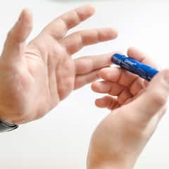 Blood Sugar : আপনারও কি এই উপসর্গগুলি রয়েছে ? কী করে বুঝবেন ভারসাম্যহীন হচ্ছে রক্তে শর্করার মাত্রা ?