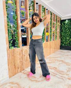 Rithu Chowdary Photos : జీన్స్ టీ షర్ట్ వేసిన రీతూ చౌదరి - మాస్ ఫోజులతో