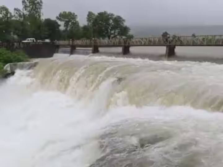 जिल्ह्यात पावसाचे प्रमाण कमी असल्याने पंचगंगा नदीची पाणी पातळी वेगाने कमी होत आहे.