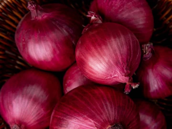 Onion can make you cry after tomato, know when and how much the prices can increase Onion Prices :  ਟਮਾਟਰ ਤੋਂ ਬਾਅਦ ਰਵਾ ਸਕਦੈ ਪਿਆਜ਼ ਵੀ, ਜਾਣੋ ਕਦੋਂ ਤੇ ਕਿੰਨੀਆਂ ਵੱਧ ਸਕਦੀਆਂ ਨੇ ਕੀਮਤਾਂ